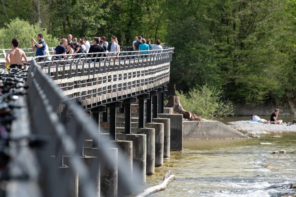 Ein 23-Jähriger ist im Bereich des Flaucherstegs verschwunden. Er wurde wohlbehalten aufgefunden – abseits des Wassers.