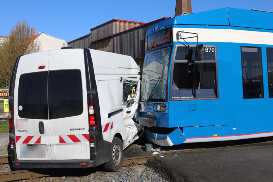 Am Mittwochmorgen sind in Rostock ein Transporter und eine Straßenbahn zusammengestoßen. Nach derzeitigem Stand wurde eine Person verletzt.