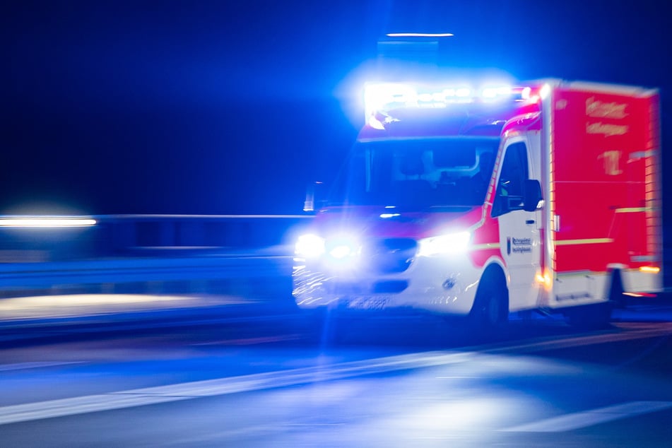 Der Rettungsdienst brachte die vier Schwerverletzten in umliegende Krankenhäuser. (Symbolfoto)
