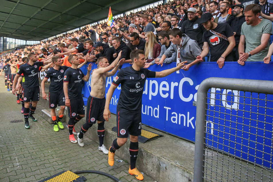Das waren noch Zeiten, als Sörne Gonther (vorn, r.) erfolgreich beim Kiezclub kickte und mit den Pauli-Fans abklatschen durfte. Am Sonntag wird das Stadion am Millerntor leider leer bleiben.