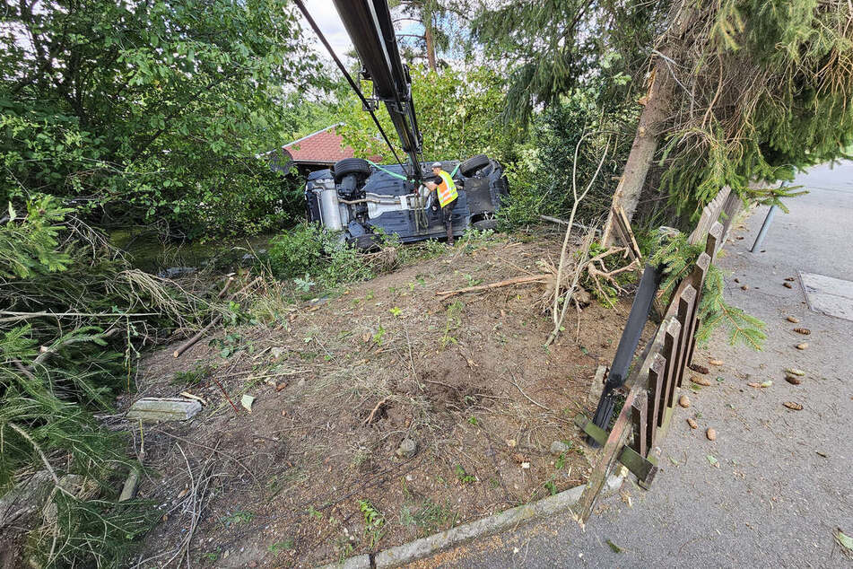 Das Auto musste nach dem Unfall aus dem Grundstück herausgezogen werden.