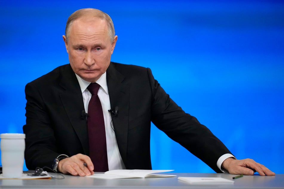 Russlands Präsident Wladimir Putin (71) hat ein Gesetz zur Beschlagnahmung des Eigentums von Kriegsgegnern und Staatsfeinden abgesegnet.