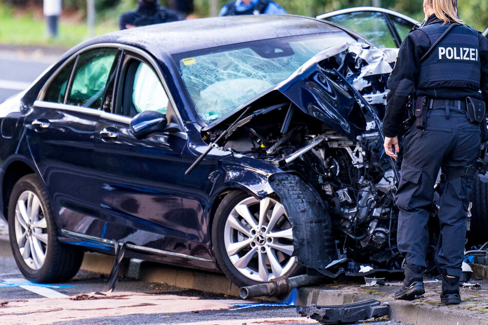 Mercedes kracht gegen Mast: Zwei Schwerverletzte, war der Fahrer betrunken?