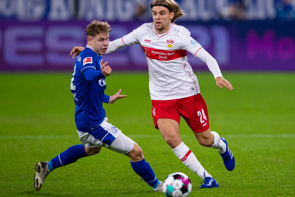 Stuttgarts Borna Sosa (r.) und Schalkes Kilian Ludewig kämpfen um den Ball.