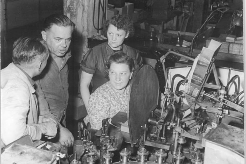 VEB Berliner Glühlampenwerk, Abteilung Kleinlampe - Erhöhung ihrer Norm am Einschmelzpumpautomaten (April 1953).