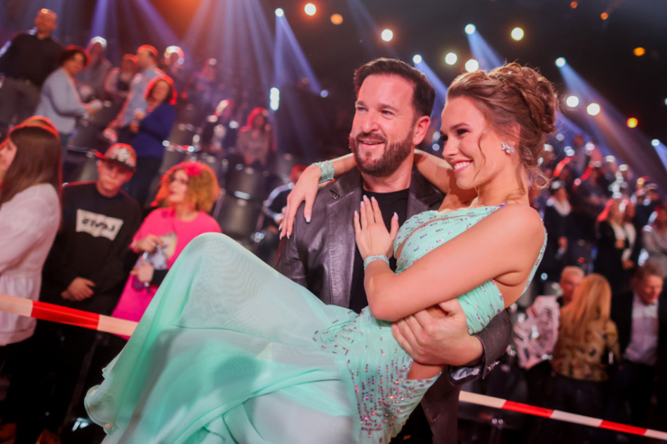 Michael Wendler nimmt seine Freundin Laura Müller nach der letzten Folge "Let's Dance" im Coloneum auf den Arm.
