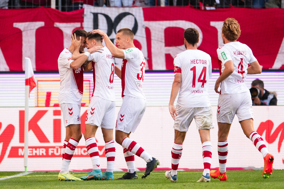 Kölns Torschütze zum 3:1, Dejan Ljubicic (l.), lässt sich von seinen Mitspielern bejubeln.
