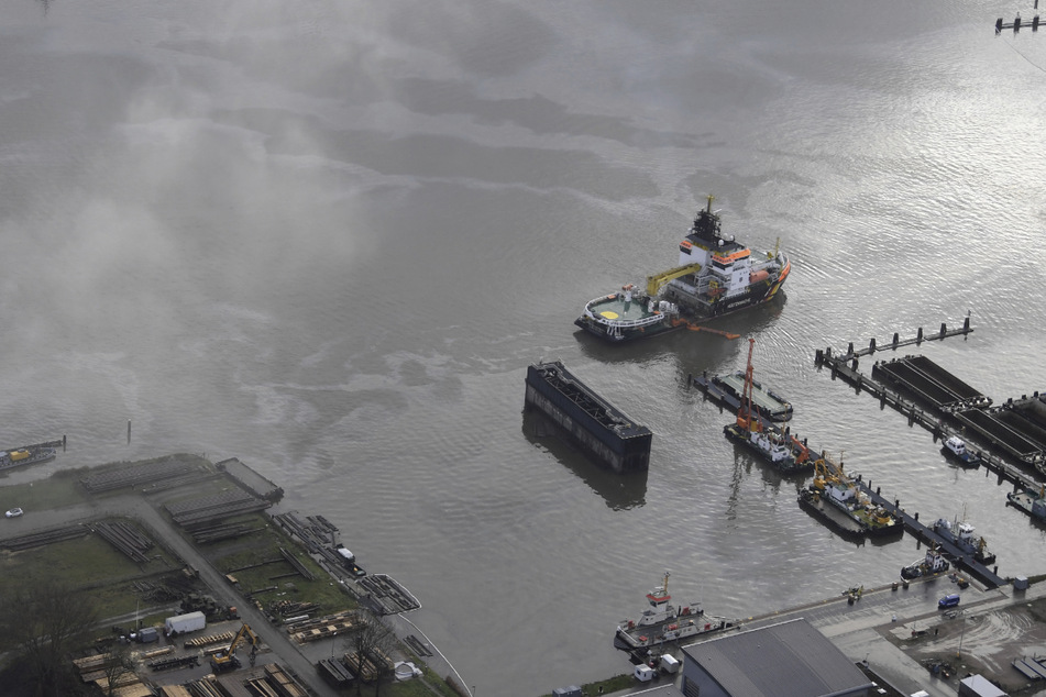 Die "Neuwerk" kämpft gegen das Öl auf dem Nord-Ostsee-Kanal an.