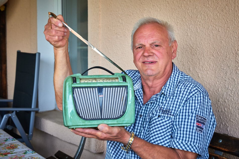 Das älteste Radio der Sammlung stammt von 1953, hat eine Stahlbandmaß-Antenne.
