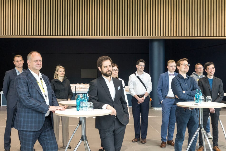 OB Dirk Hilbert (53, FDP) mit den "Dresden Ambassadors" im neuen Stadtforum.