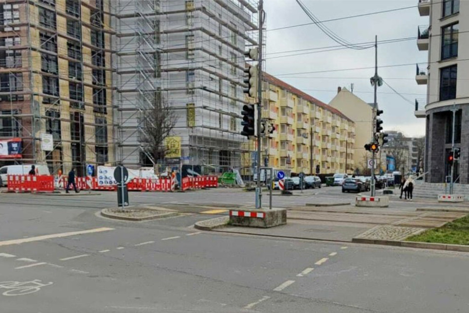 Die Radfahrerin (37) kam aus der Elsterstraße und wollte die Käthe-Kollwitz-Straße überqueren, als sie von der Straßenbahn erfasst wurde. (Archivbild)