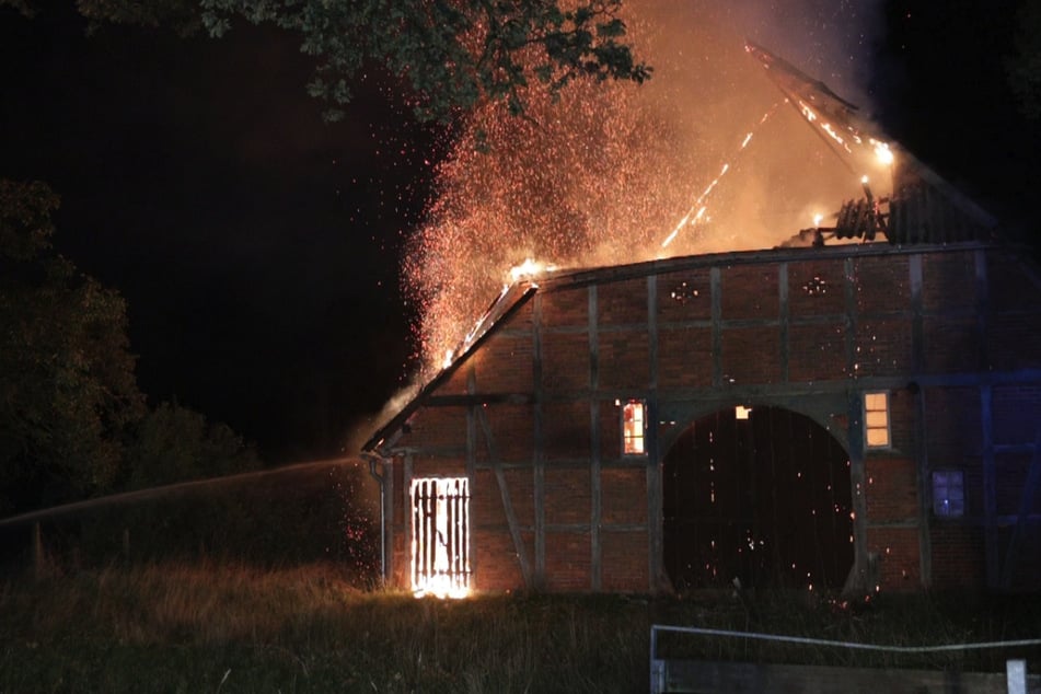 Historisches Gebäude in Flammen: Feuerwehr im Großeinsatz