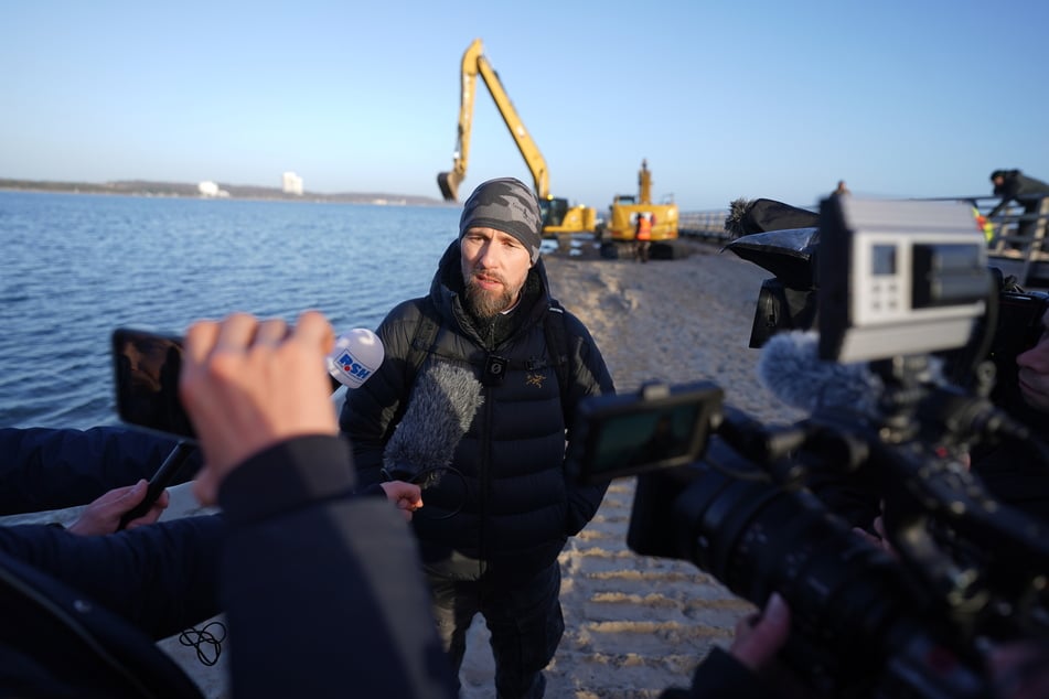 Robert Marc Lehmann (43) scheint zu wissen, wie es Wal "Timmy" geht. Auch Kontakt mit der Rettungsinitiative scheint er gehabt zu haben.