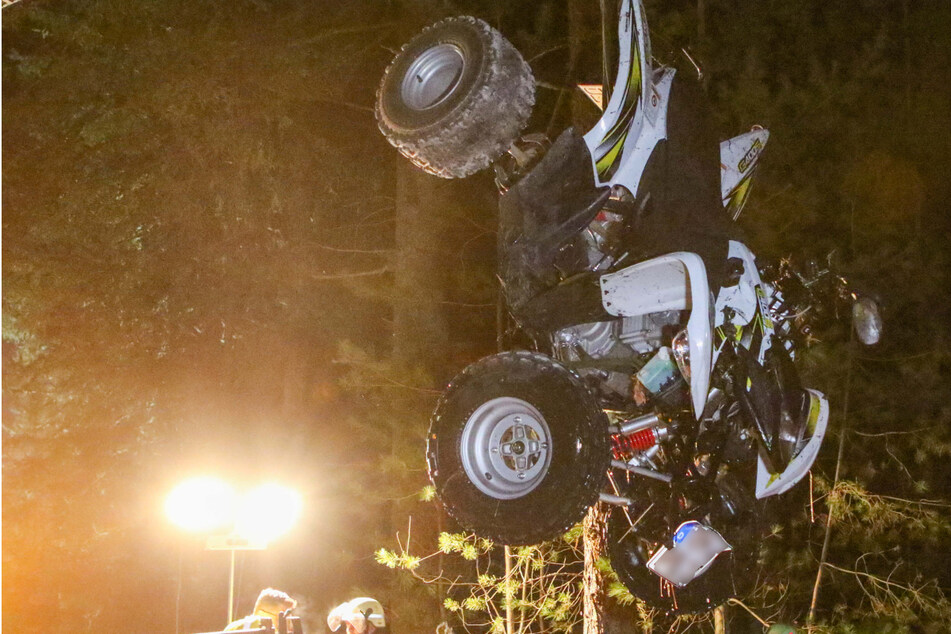 Rettungskräfte bergen das verunfallte Quad in Mittelfranken.