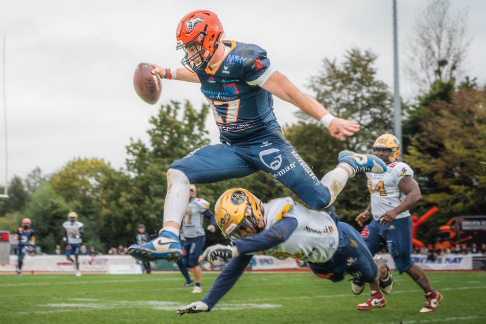 Quarterback Broghean McGovern (o.) ist unglaublich beweglich und nur schwer zu stoppen.