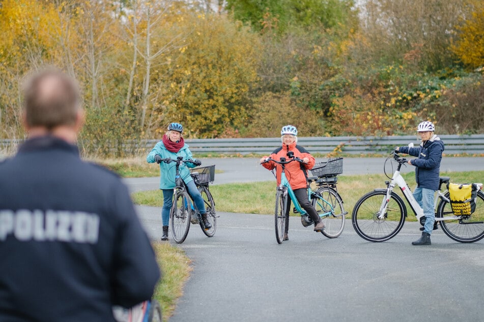 Gerade für ältere Menschen, die relativ neu auf einem E-Bike unterwegs sind, eignet sich ein Fahrsicherheitstraining von der Polizei. (Archivbild)