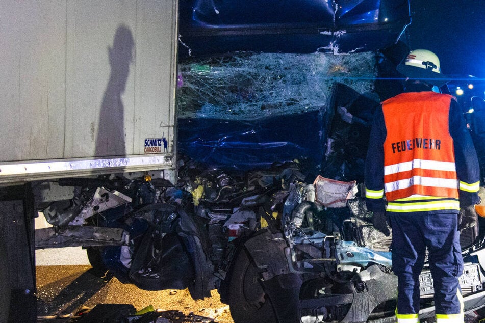Unfall A13: Räder blockieren bei voller Fahrt: Transporter kracht auf A13 in Laster