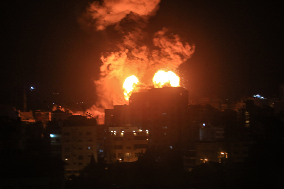Während Luftangriffen in Gaza schlagen zwei Raketen in einem Hochhaus ein und führen zu Explosionen während der Nacht.