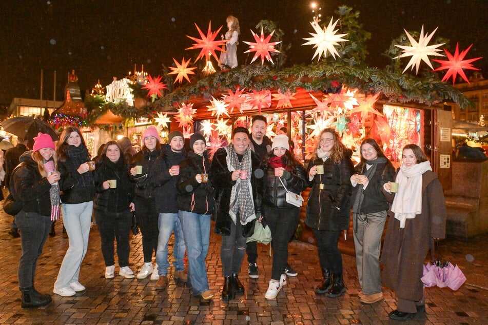 TV-Promi Matthias Mangiapane (40) bummelte mit zehn Fans über den Striezelmarkt.