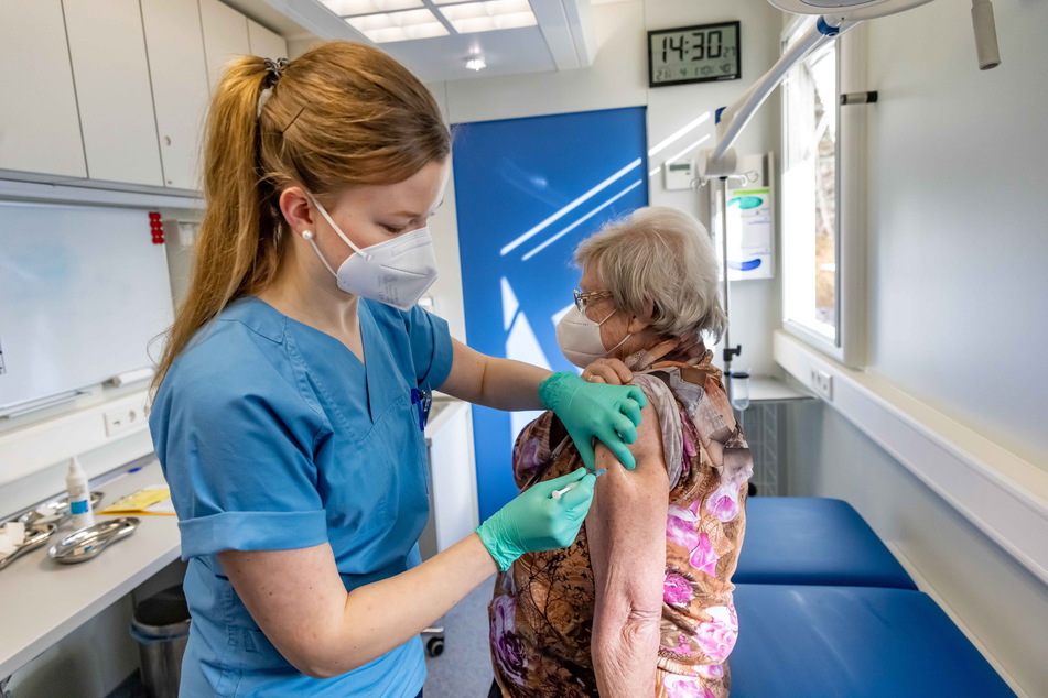 Gerade ältere Bürger sollen zügig ihre Booster-Impfungen erhalten.