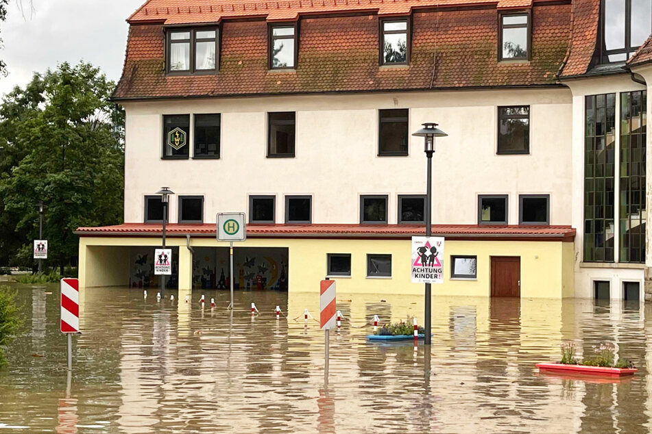 Heftige Unwetter haben am Dienstag in Bayern für überflutete Straßen und geflutete Keller gesorgt.