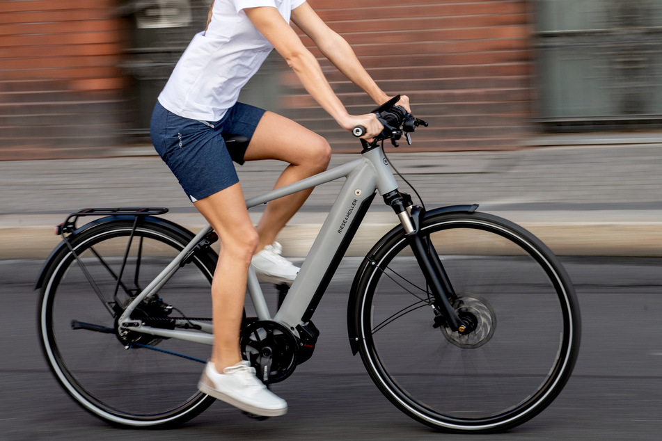 Die Chemnitzer Polizei kontrollierte eine Radfahrerin (36), die sehr zügig auf einem Pedelec unterwegs war. (Symbolbild)