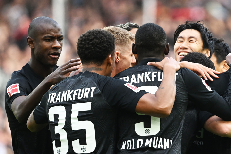 Frankfurts Spieler jubeln nach dem 1:0-Zwischenstand gegen den VfB Stuttgart.