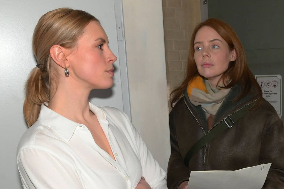 Zoe (l.) wird von Toni zu Alvaros Tod befragt.