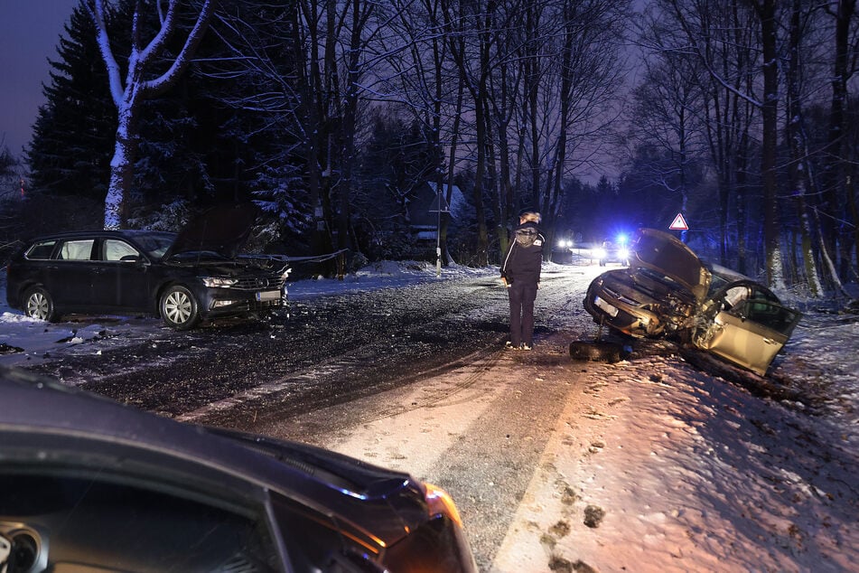 Durch den Crash wurden insgesamt drei Autos beschädigt. Die Straße wurde komplett gesperrt.