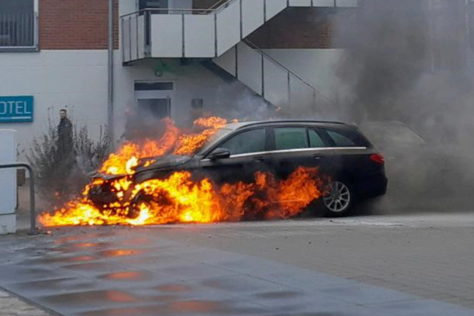 Am Freitagmittag hat ein Auto in Bremerhaven lichterloh gebrannt.