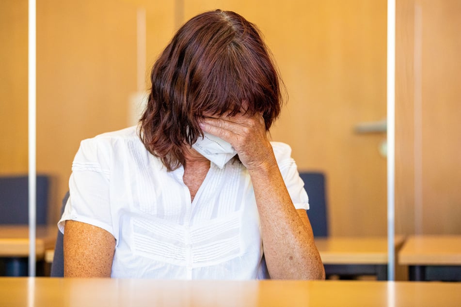 Die Angeklagte sitzt bei Prozessauftakt in einen Saal vom Landgericht Hildesheim.