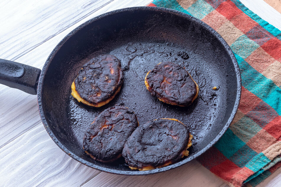 Tja, das Essen gehört in die Mülltonne – die angebrannte Pfanne kann man aber vielleicht noch retten.