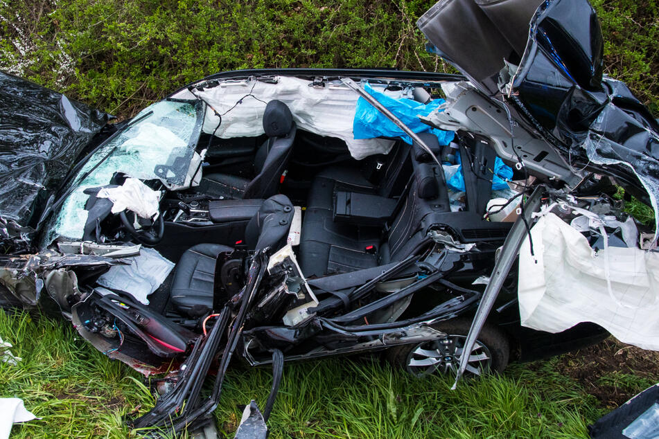 Der Fahrer des schwarzen BMWs hatte keine Überlebenschance, er starb noch an der Unfallstelle.