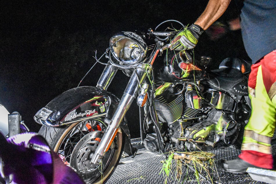 Harley-Davidson kracht in Gegenverkehr – Biker (†57) stirbt