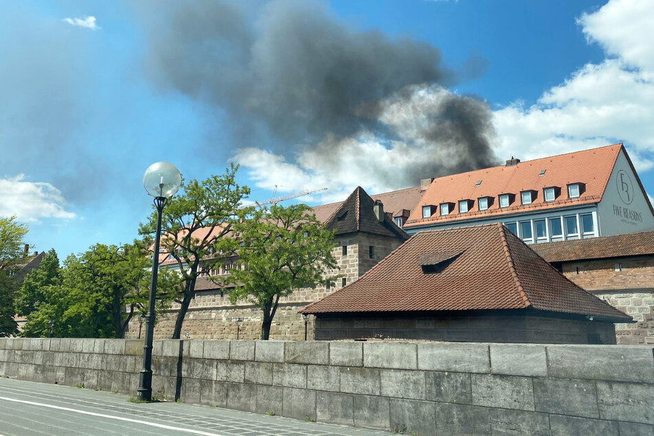 Tiefschwarze Rauchsäule über der Nürnberger Innenstadt: Das ist der Auslöser