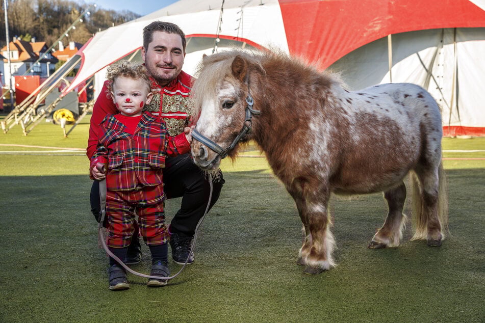 Papa Jeffrey (27) ist sehr stolz, dass mit seinem Sohn Cayden (1) nun auch die siebte Generation der Zirkus-Familie in die Manege tritt.