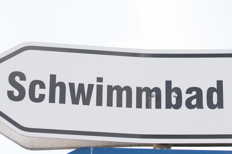 Abkühlung gefällig? Zum Schwimmbad geht es dort entlang.