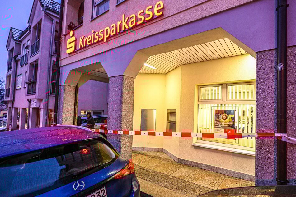 Dem Täter gelang die Flucht aus der Sparkasse in der Rathausgasse.