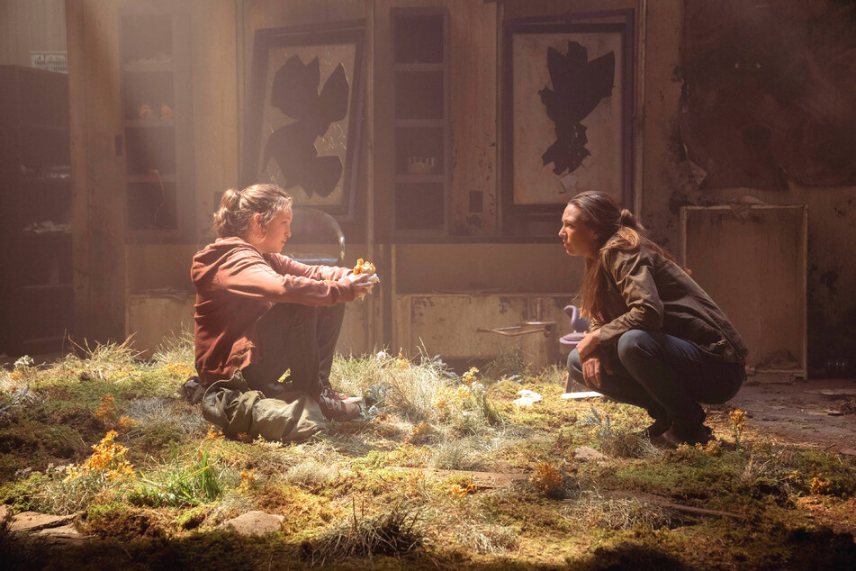 Tess, portrayed by Anna Torv (r.), confronts Ellie, played by Bella Ramsey, about her immunity from infection in The Last of Us.