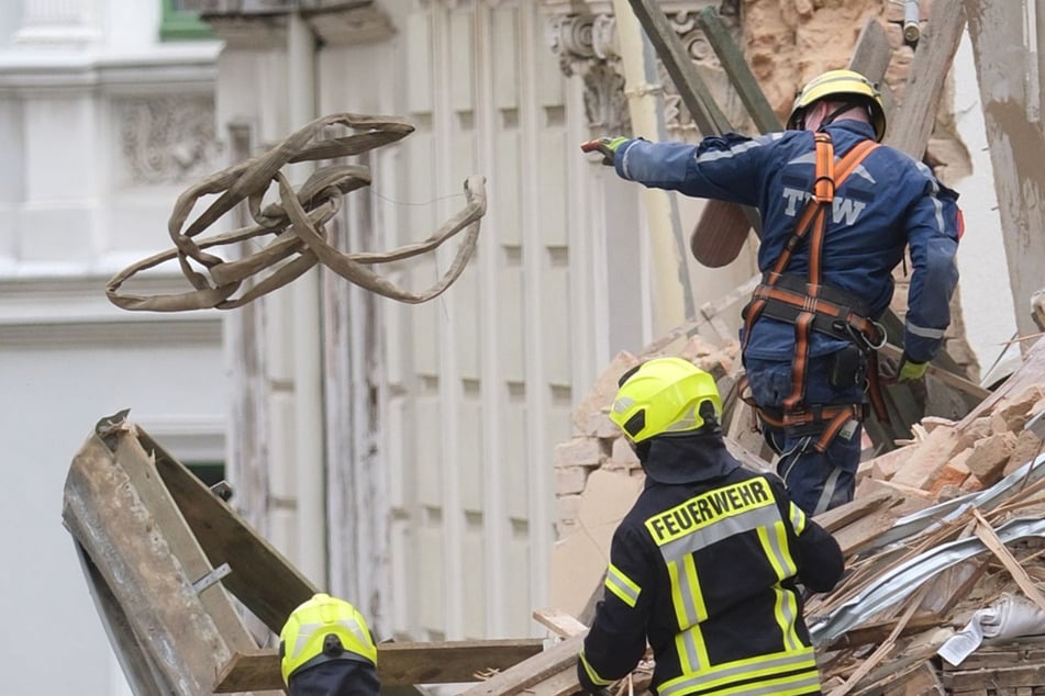 Mit bloßen Händen mussten Feuerwehr und THW den Trümmerhaufen beräumen.