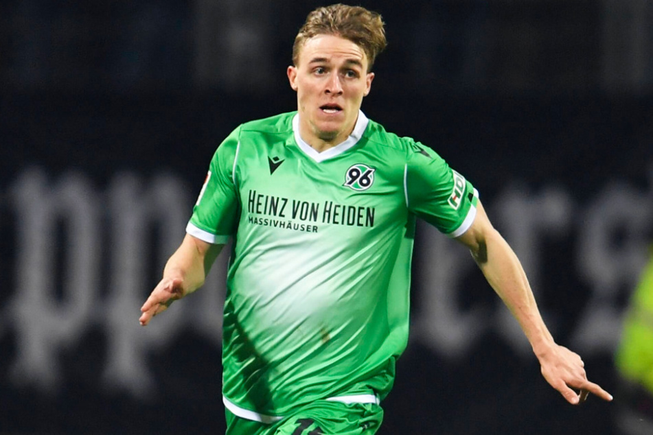 96-Kicker Timo Hübers ist der erste deutsche Fußballprofi, der mit dem Coronavirus infiziert ist. Er ist in Quarantäne.