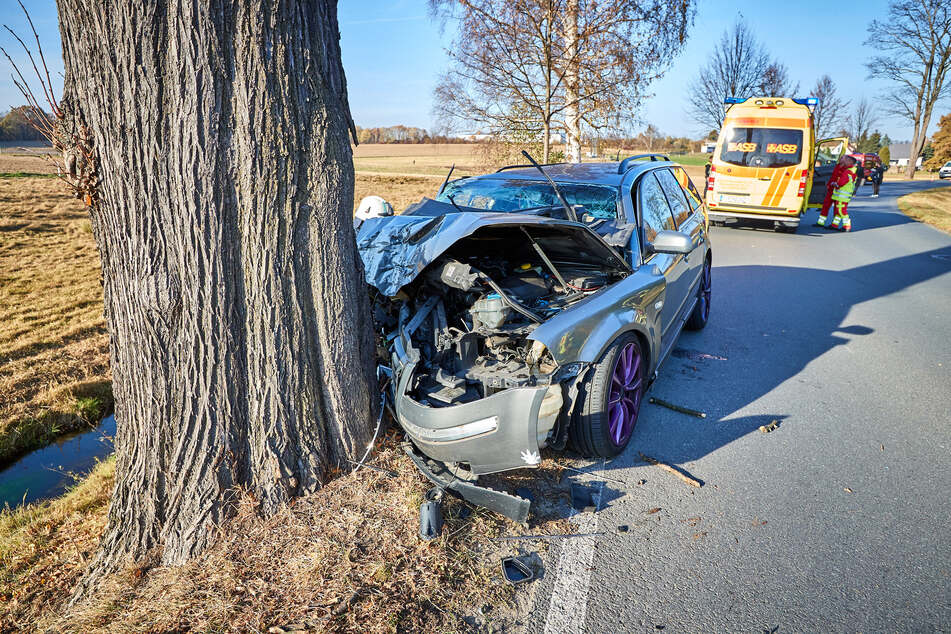 Ersten Informationen zufolge wurde die Fahrerin des VWs verletzt.