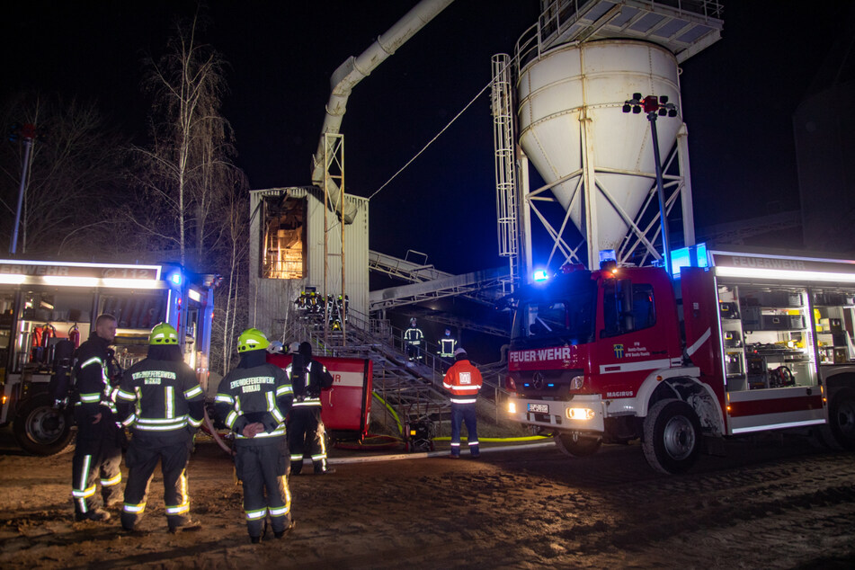 Zahlreiche Einsatzkräfte der Feuerwehr waren mit der Löschung des Granitwerks beschäftigt.