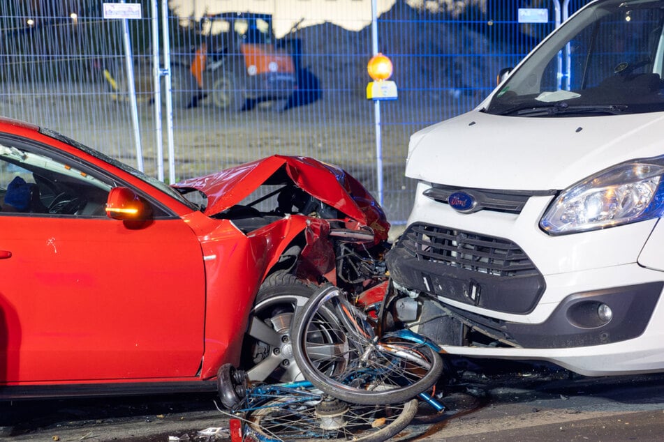 Das Fahrrad der 66-Jährigen wurde frontal von dem roten Audi erfasst und regelrecht zerquetscht.