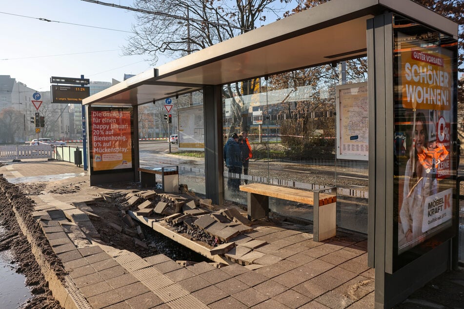 Das Wasser ist weg, das Ausmaß jetzt erst richtig sichtbar: Der Boden unter der Haltestelle ist komplett weggesackt.