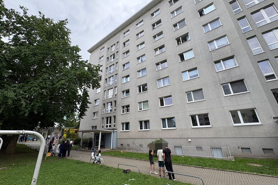 In der Straße der Nationen stürzte ein Kind (5) von einem Vordach.
