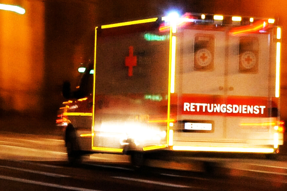 Die alarmierten Rettungskräfte konnten das Leben des Opel-Fahrers nicht mehr retten. Dieser erlag an der Unfallstelle seinen Verletzungen. (Symbolbild)