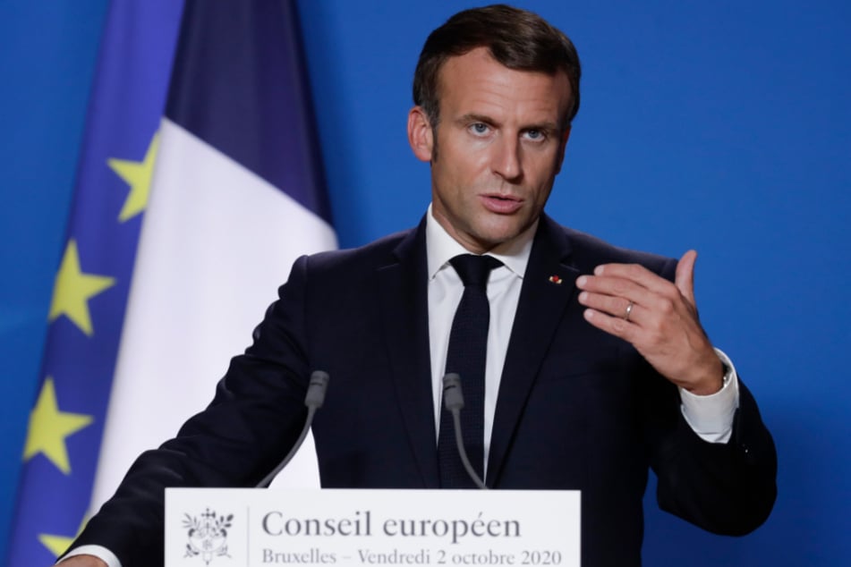 Emmanuel Macron spricht auf einer Pressekonferenz im Gebäude des Europäischen Rates in Brüssel.