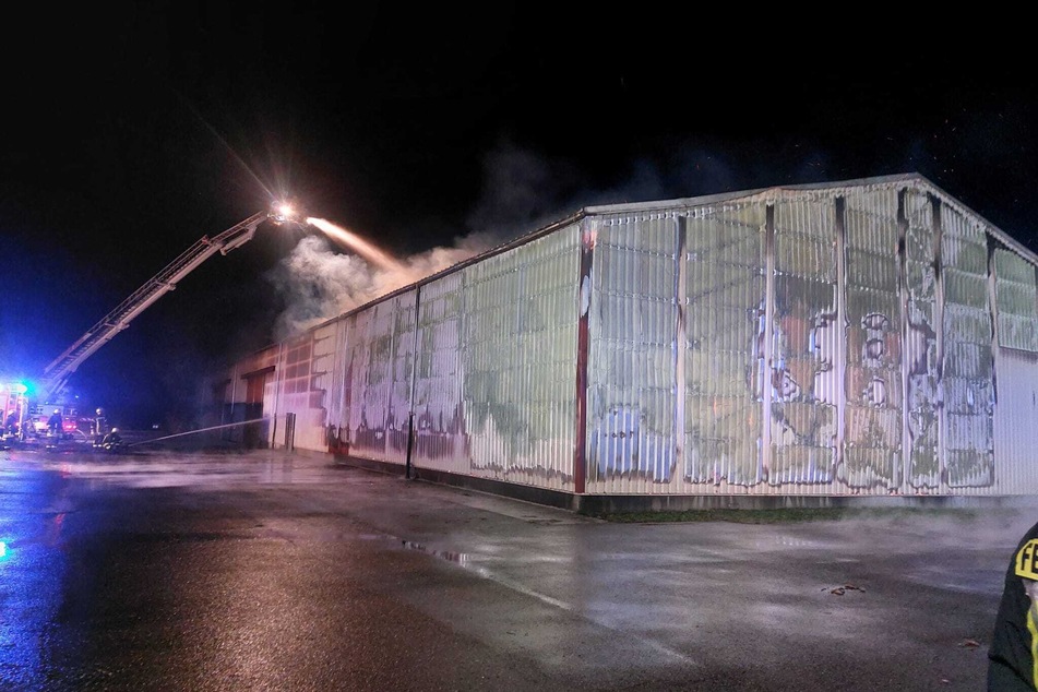 Mehrere Feuerwehren mussten zu einem Lagerhallenbrand nach Buschkuhnsdorf ausrücken. Schon wenig später stürzte diese ein.