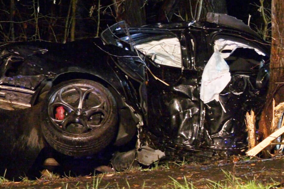 Tödlicher Crash auf der B455 zwischen Königstein und Kronberg: Offenbar ungebremst krachte ein Auto gegen einen Baum.
